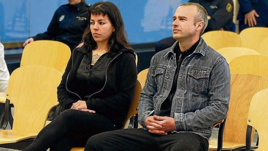 Francisco solar junto a su pareja, en el juicio en España. (Foto: EFE). 