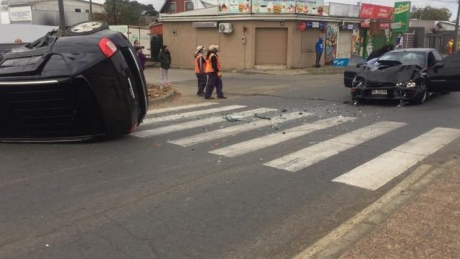 Tras la colisión la joven quedó lesionad y recibió la ayuda de personas que transitaban por el lugar. (Foto: RBB). 