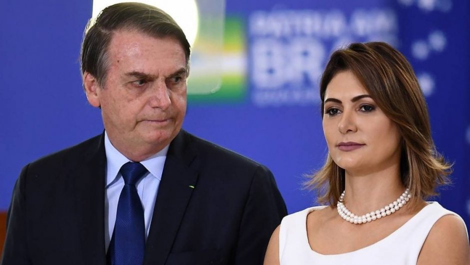 Jair Bolsonaro junto a su esposa Michelle Bolsonaro. (Foto: AFP). 