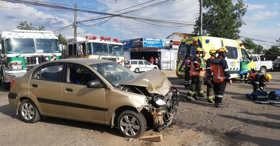 El conductor del vehículo particular no habría respetado una señal de ceda el paso (Foto:Cuerpo de Bomberos de Talca)