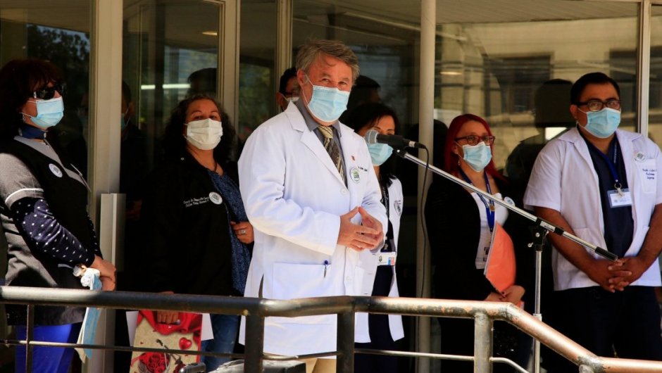 Doctor Carlos Grant se encuentra internado y conectado a ventilación mecánica por una infección por Covid-19. (Foto: @servsaludconce). 