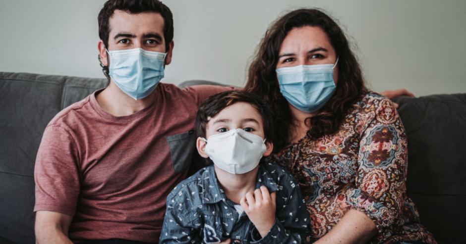 Vicente junto a sus padres. (Fotografía: Bárbara Ramos M.)